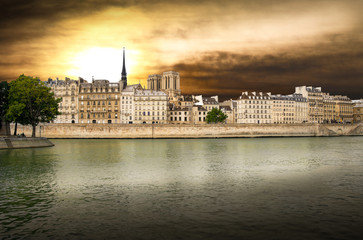 Parigi e la Senna al crepuscolo