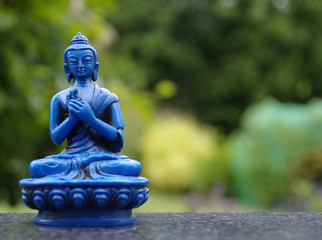Blaue buddhafigur mach Mudras