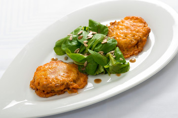 geröstetes landbrot mit winterbier-käsekruste an feldsalat