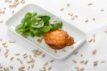 geröstetes landbrot mit winterbier-käsekruste an feldsalat