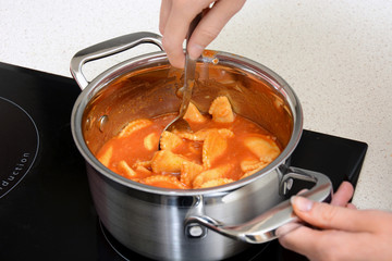 Kochtopf mit Ravioli in Tomatensauce