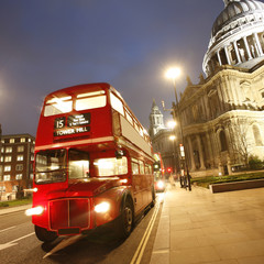 Obraz na płótnie Canvas Londyn Routemaster autobus i Katedra Świętego Pawła w nocy