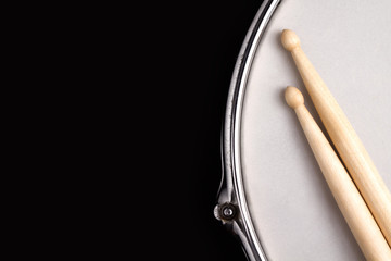 Obraz premium Snare drum and drumsticks