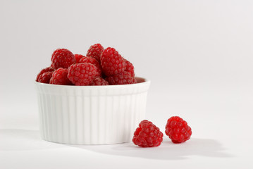 Himbeeren  in einer weissen Schale. Freisteller