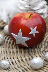 roter Apfel zu Weihnachten