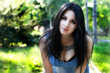 Naklejka premium Young and sexy girl with tattoo looking at camera