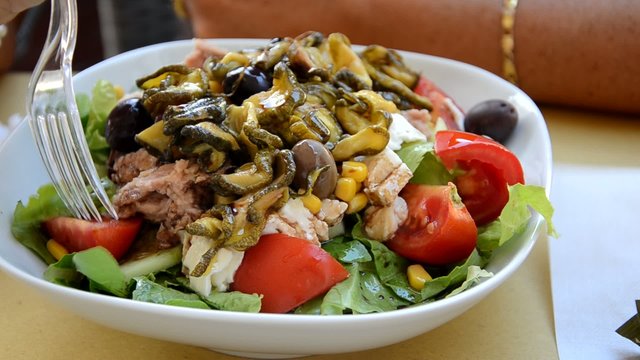 Bunter Salatteller in S&uuml;ditalien