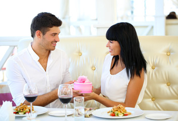 Obraz na płótnie Canvas Beautiful couple having romantic dinner at restaurant