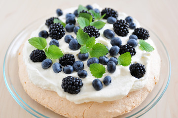 Pavlova mit Brombeeren und Heidelbeeren