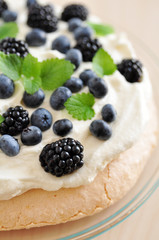 Pavlova mit Brombeeren und Heidelbeeren