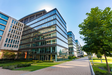 Steegje met moderne kantoorgebouwen in Boedapest
