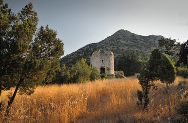 Fototapeta premium ruins of castle Smrdan Grad above village Klek in Croatia