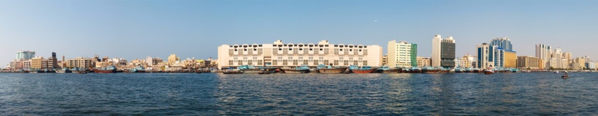 Obraz premium abra boats crossing Dubai