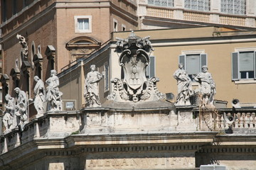Statues couronnant la colonnade Saint-Pierre de Rome