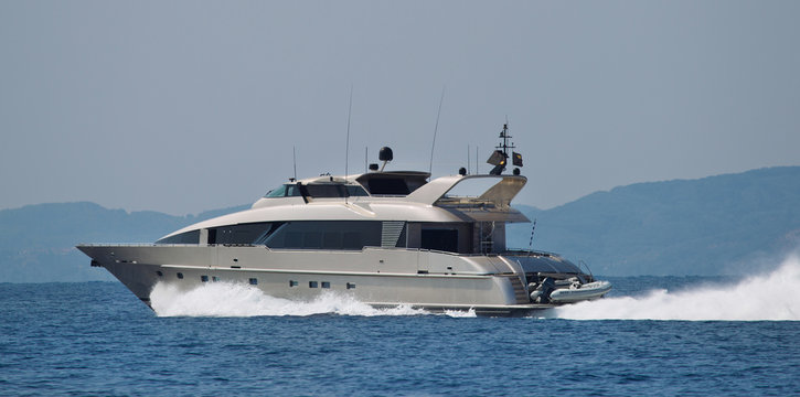 Motorboot - Luxus - in voller Fahrt