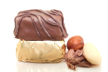 Praline schokolade mit Nuss und Madel isoliert
