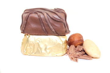 Praline schokolade mit Nuss und Madel isoliert
