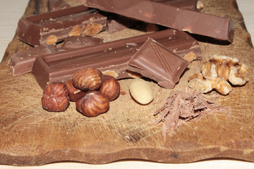 schokolade auf brett mit nüsse und Madel