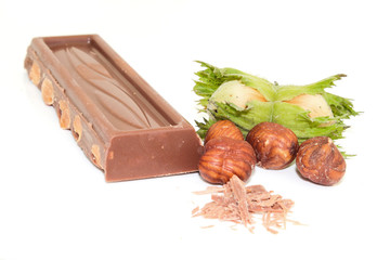 Praline schokolade mit Nuss isoliert