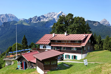 Fototapeta na wymiar Gasthof auf der Eckbauer Alm in den Alpen