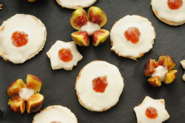 Antipasti di tartine al formaggio e marmellata di fichi