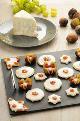 Antipasti di tartine al formaggio e marmellata di fichi