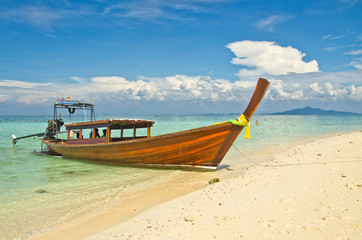 Obraz na płótnie Canvas Beautiful image Longtail boat on the sea tropical beach. Andaman