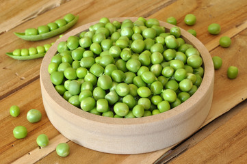 Erbsen in einer Holz-Schale