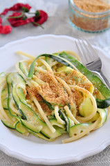 Zucchini Pasta mit Bröseln