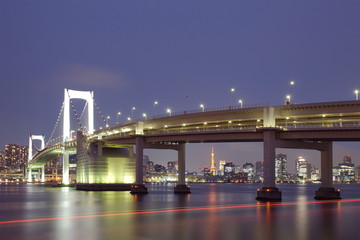Fototapeta na wymiar Rainbow Bridge od Odaiba, Tokio, Japonia