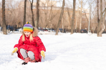 Fototapeta na wymiar girl in a winter park