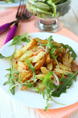 potatoes with onion and arugula