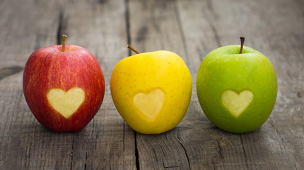 Fototapeta premium Jabłka z wygrawerowanymi sercami