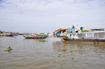 Fototapeta na wymiar Floating Market w delcie Mekongu, Chau Doc (Wietnam)