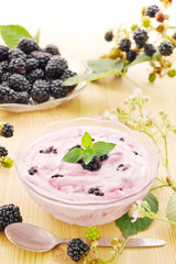 Brombeerjoghurt