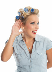 Blonde Frau mit Lockenwicklern