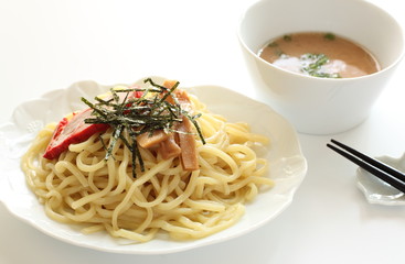 japanese cold ramen noodles with roasted pork and laver