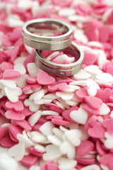 Wedding rings with cute sugar hearts in pink and white