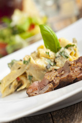 Schweinefilet mit Bandnudeln