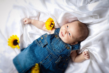 Säugling mit Sonnenblumen