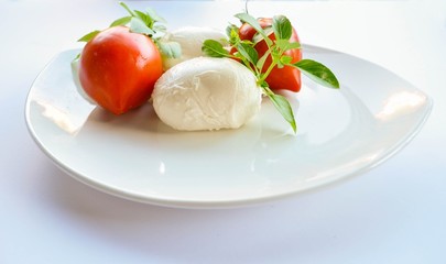 Tomates, mozzarella et basilic.