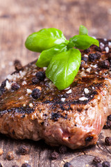 Gegrilltes Steak mit Basilikum, Pfeffer und Salz