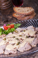 italienisches Vitello Tonnato auf einem Glasteller