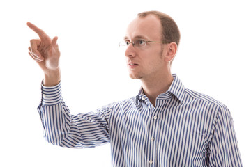 Mann isoliert zeigt mit dem Zeigefinger - Brillenträger