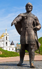 Fototapeta na wymiar Jurij Dołgorukij Pomnik niedaleko Dmitrov Kremla