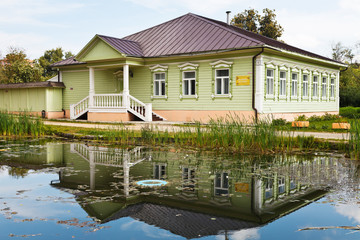 Fototapeta na wymiar typowy stary rosyjski drewniany dom z XIX wieku
