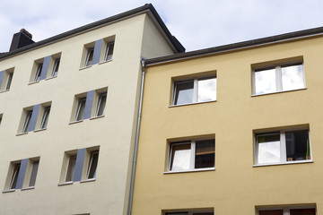 Fototapeta na wymiar Fasada budynku mieszkalnego w Kiel, Niemcy