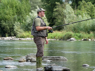 pescatore in riva al fiume
