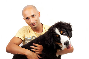 Ragazzo con cucciolo di cane  su sfondo bianco