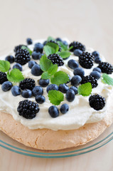 Pavlova mit Brombeeren und Heidelbeeren